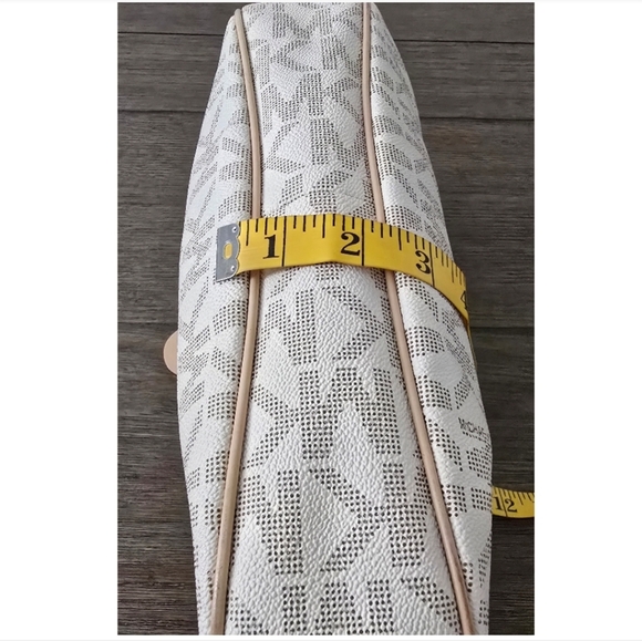 Michael Kors Cream Leather Shoulder Bag with Gold Hardware - Picture 15 of 16